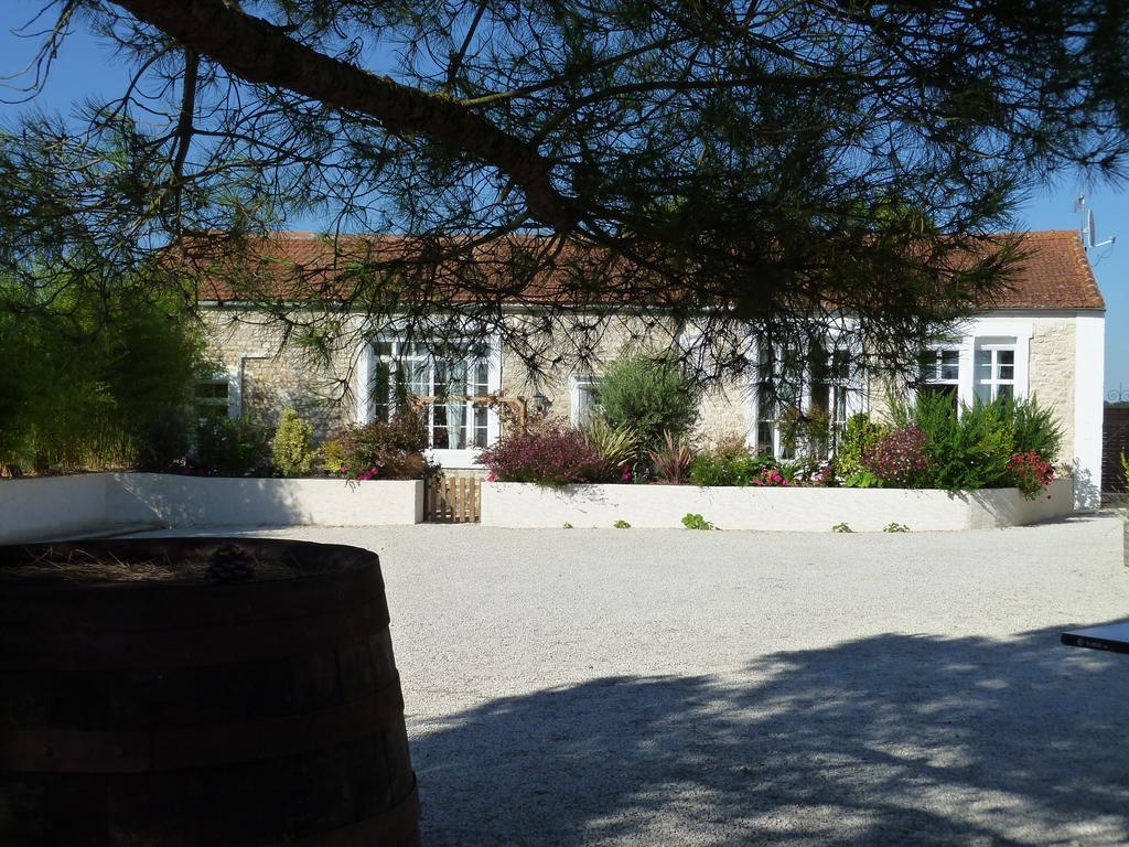 Le Comptoir Des Ecoliers Bed and Breakfast Gémozac Rum bild