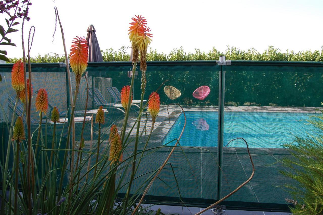 Le Comptoir Des Ecoliers Bed and Breakfast Gémozac Exteriör bild